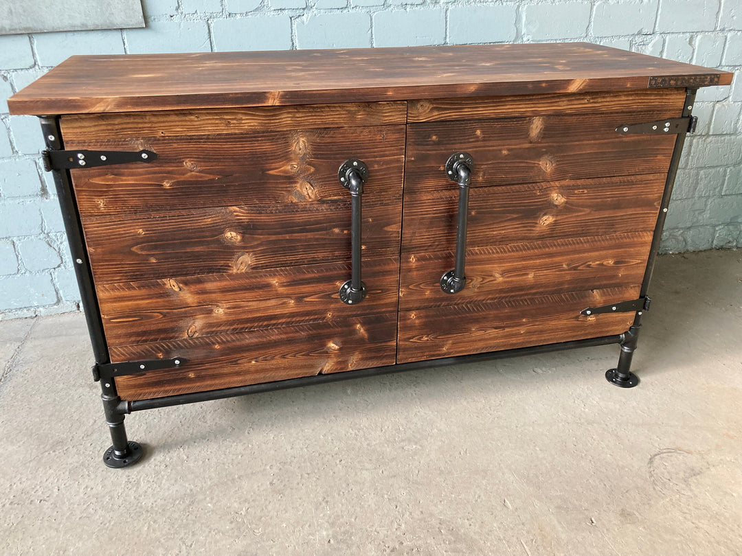 Kommode im Industrie Design handgefertigt aus Rohr und Holz massiv