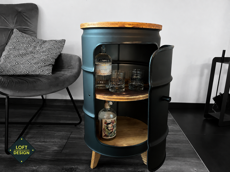 BENNE als offene Minibar neben einem grauen Sessel – Wohnbeispiel