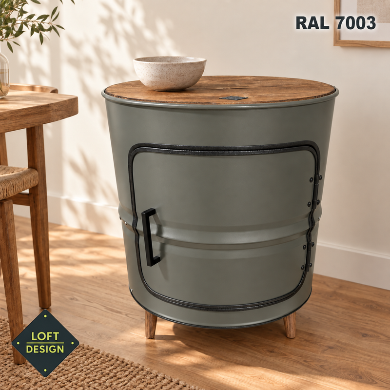THEO in RAL 7003 mit Tür, schwarzen innenliegenden Scharnieren und Holzfüßen – Wohnbeispiel.
